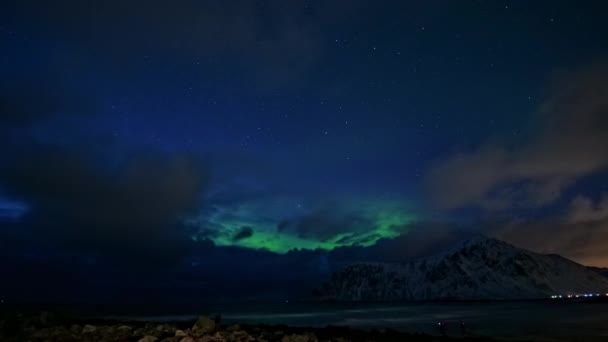 北极光或北极光飞越了挪威罗浮敦群岛的海面 天气有点阴 但仍然是一个神奇的时刻 — 图库视频影像
