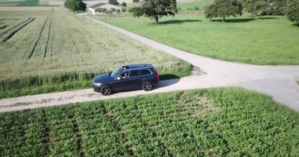Volvo 90Suv Bil Kör Långsamt Liten Ojämn Väg Mellan Jordbruksfälten — Stockvideo