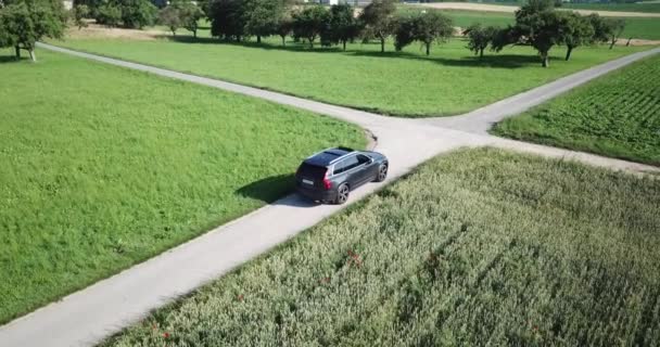 Volvo Samochód Jedzie Powoli Przed Skrzyżowaniem Dwóch Małych Dróg Przed — Wideo stockowe