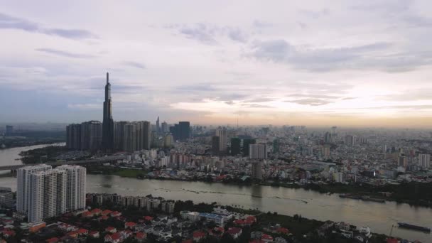 Antena Thao Dien Revela Río Saigón Vasta Metrópolis Chi Minh — Vídeos de Stock