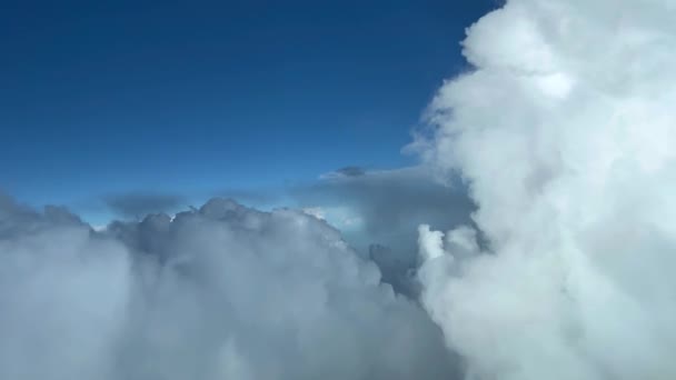 令人难以置信的空中景观从喷气式座舱 同时在一些美丽的暴风雨云与深蓝色的天空中飞行 飞行员的观点 60Fps — 图库视频影像