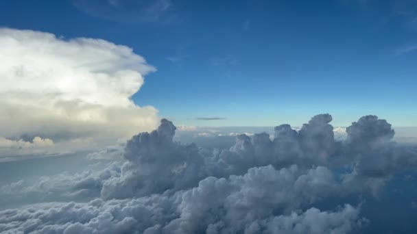 ジェットコックピットからの壮大な空の景色 パイロットの視点 悪天候の雲と前方に巨大な積乱雲 Fps — ストック動画