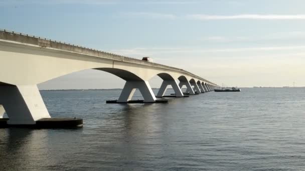 在北海充满活力的日出中 西兰大桥从它的南端俯瞰着 — 图库视频影像