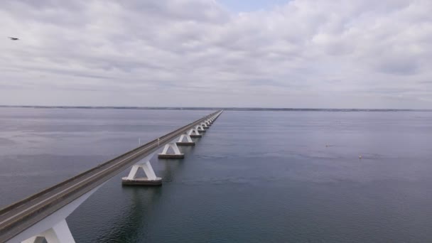 オランダの巨大なゼーラント橋の全長にわたって広い空の景色 — ストック動画