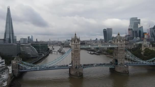 Navigazione Barca Nel Tamigi Attraverso Tower Bridge Londra — Video Stock