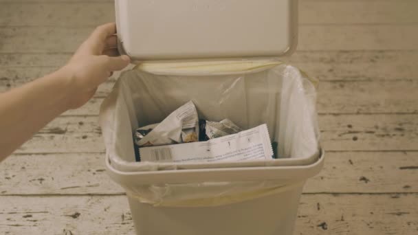 Una Mano Abre Contenedor Plástico Arroja Botellas Recipientes Latas Plástico — Vídeos de Stock