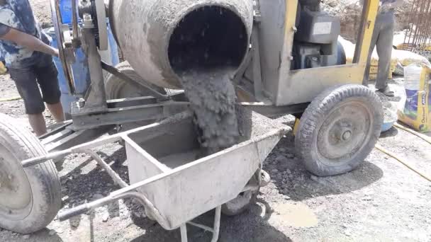 Närbild Dieselbetongblandare Som Häller Våt Cement Skottkärran Byggarbetsplatsen Indien — Stockvideo