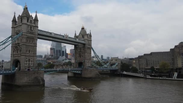 Barco Cruzando Puente Torre Río Támesis Londres — Vídeos de Stock