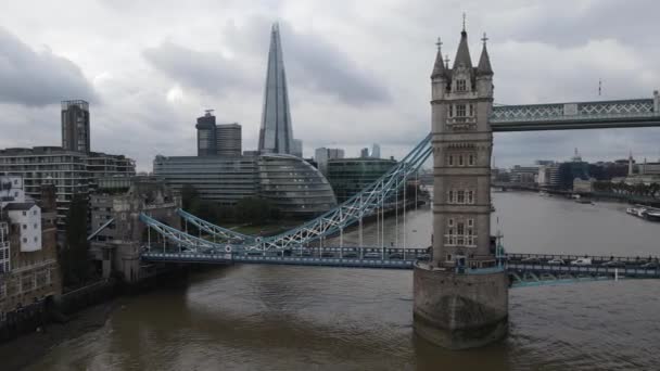 Volare Fianco Fianco Del Tower Bridge Sopra Tamigi — Video Stock