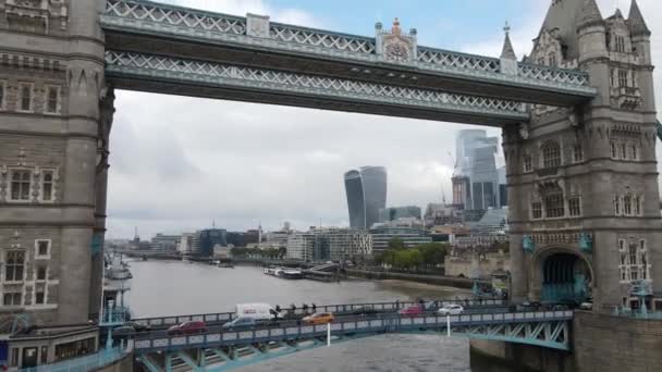 Voando Para Trás Tower Bridge Com Vista Para Cidade Londres — Vídeo de Stock