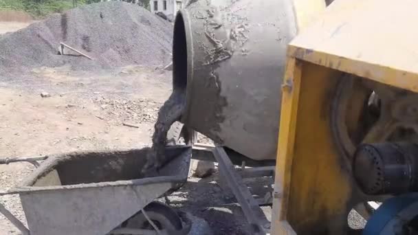 콘크리트 믹서가 조타실에 시멘트를 모습을 촬영했다 — 비디오