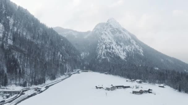 Letecký Dron Evropské Zimní Vesnice Stupňovitý — Stock video