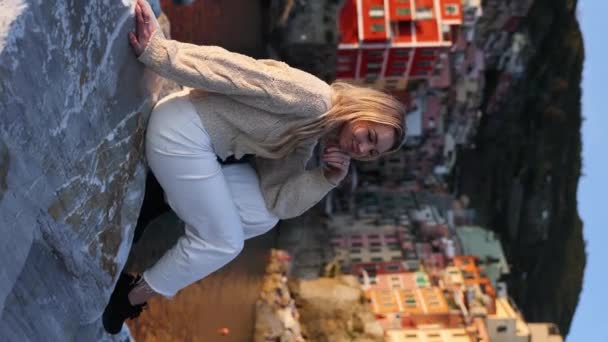 Beautiful Blonde Woman Tourist Admiring Riomaggiore Cinque Terre Olaszország — Stock videók