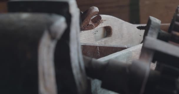 古い錆びたハンドツール ヴィンテージクラフト機械 カメラロール ボルテックス運動 — ストック動画