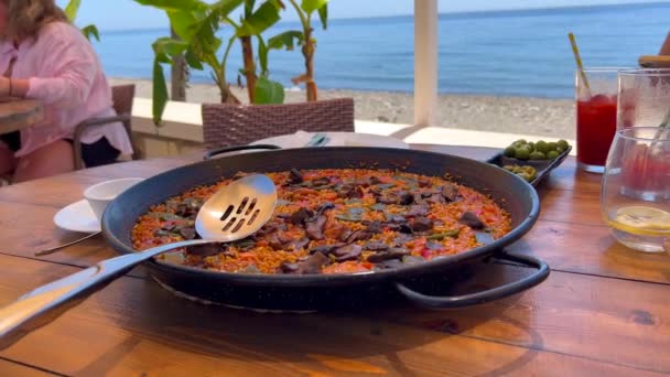 Tradycyjne Hiszpańskie Danie Paella Kurczakiem Warzywami Restauracji Przy Plaży Widokiem — Wideo stockowe