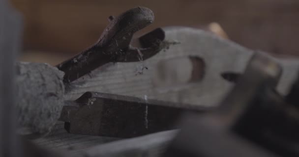 Dolly Πυροβόλησε Μέσα Από Παλιά Σκουριασμένα Εργαλεία Χέρι Εγκαταλειφθεί Στην — Αρχείο Βίντεο