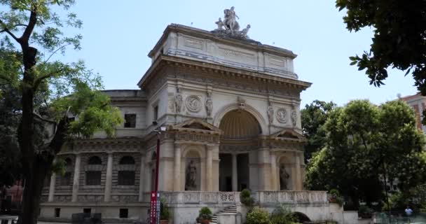 ローマ水族館には 2つの対称的な階段でアクセスできるニッチなアーチを持つ入り口前縁の円筒形の体があります ローマ イタリア — ストック動画