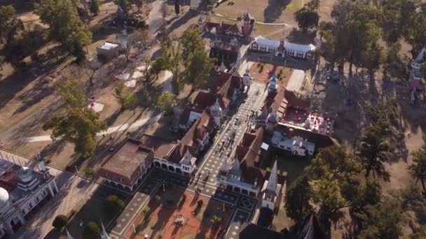Aerial Flyover Crowd Tourist Walking Amusement Park Plata Summer Day — Vídeo de stock
