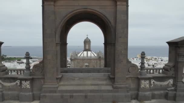 拉斯帕尔马斯圣安娜大教堂的空中景观 穿过教堂塔楼 — 图库视频影像