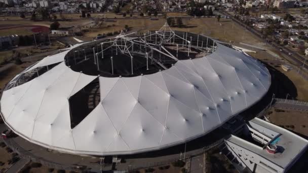 ブエノスアイレス州 アルゼンチンのEstadio Unico Ciudad Plataスタジアムの美しい現代的な形 ドローン — ストック動画