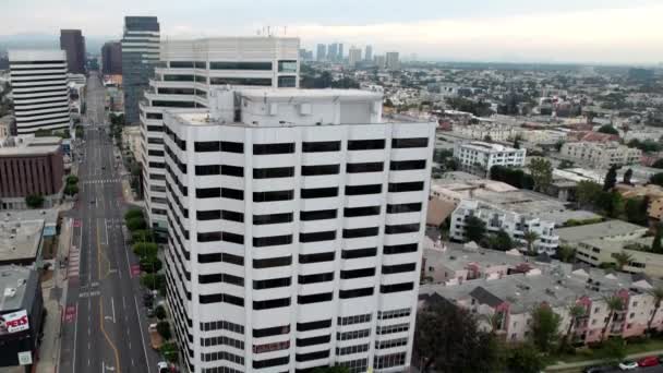 Gebouwen Het Brentwood Gebied Van Los Angeles Langs Wilshire Boulevard — Stockvideo