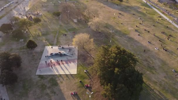 Luchtfoto Drone Cirkelen Uitzicht Mensen Ontspannen Dansen Tango Buiten Buenos — Stockvideo