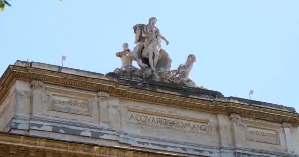 イタリア ローマのローマ水族館の建物の上にトリトンとオタクによって引っ張られた金星のシャリオットを描いた彫像のグループ — ストック動画