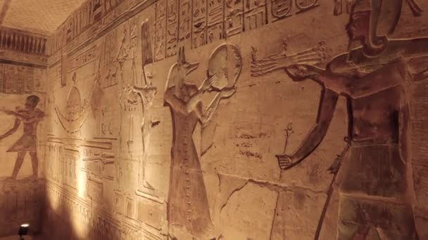 Vyřezávané Dobře Zachovalé Hieroglyfy Uvnitř Chrámu Deir Medina Luxor Egypt — Stock video