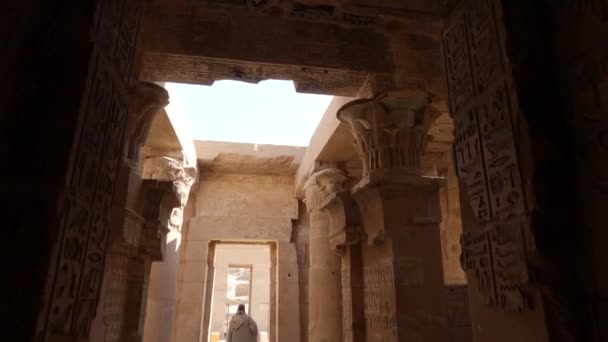 Persoon Silhouet Deuropening Met Versierde Muren Binnen Deir Medina Luxor — Stockvideo