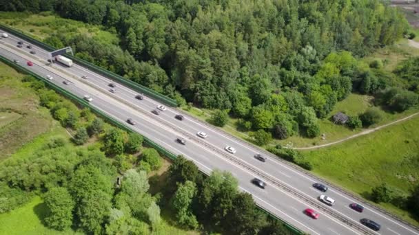 Luftaufnahme Des Fließenden Auto Und Lastwagenverkehrs Auf Der Mehrspurigen Landstraße — Stockvideo