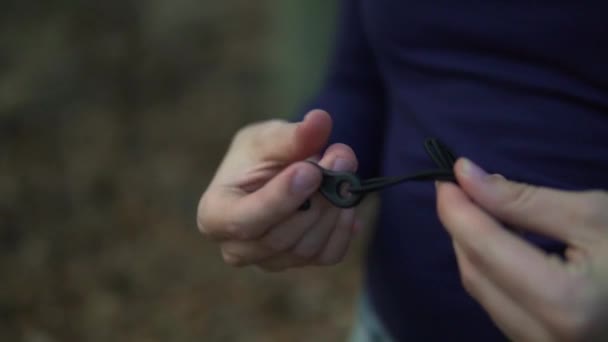 Homem Visto Vídeo Close Uma Floresta Alemanha Amarrando Knoten Uma — Vídeo de Stock