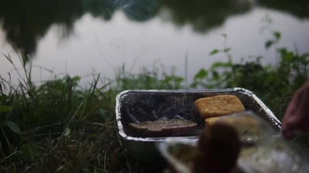Nagranie Pokazuje Osobę Używającą Żelaznego Grilla Gotowania Chleba Mięsa Obok — Wideo stockowe