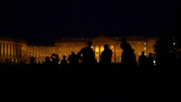 Wideo Pokazuje Ludzi Lokalnej Imprezy Wasserspiele Kassel Stojących Przed Schloss — Wideo stockowe