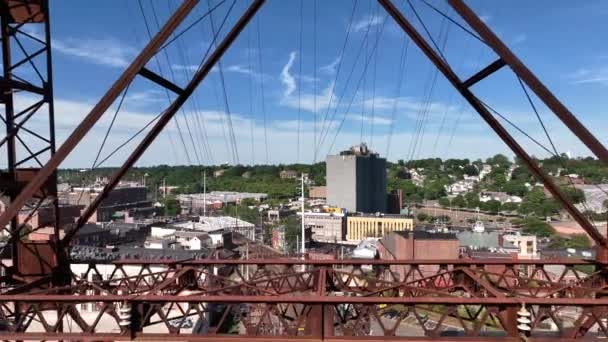 晴れた朝にノーウォーク川鉄道橋の空中ビュー 背の高い錆びた構造の梁を通って一つの電気塔からドローンカメラがドリーアウト — ストック動画