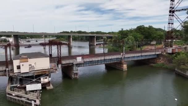 Μια Εναέρια Άποψη Πάνω Από Τον Ποταμό Saugatuck Στο Κονέκτικατ — Αρχείο Βίντεο