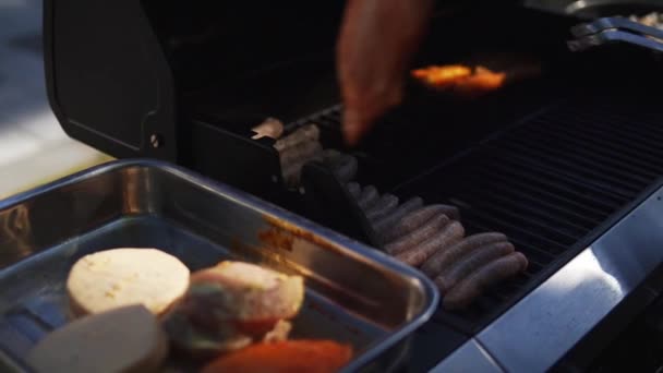 Vidéo Homme Cuisinant Des Saucisses Viande Pain Sur Barbecue Fonte — Video