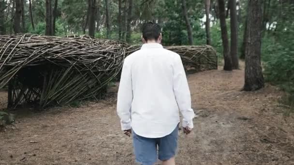 Homem Andando Lado Homem Fez Estruturas Floresta — Vídeo de Stock