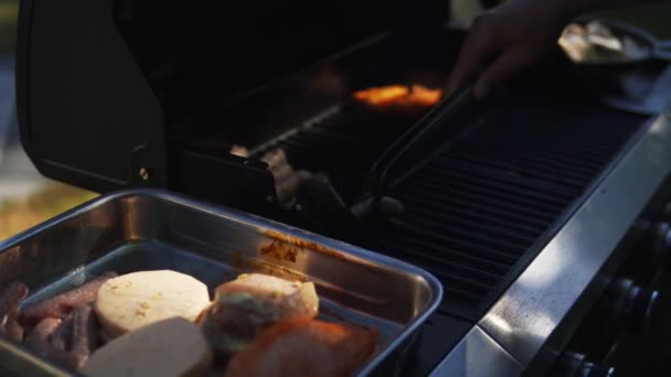 Vidéo Quelqu Utilisant Barbecue Fonte Pour Cuisiner Saucisse Viande Pain — Video