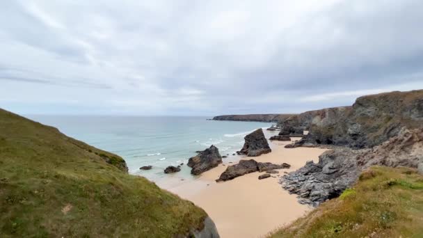 Divoká Tráva Útesech Výhledem Pláž Moře Carnewas Bedruthan Steps Cornwall — Stock video