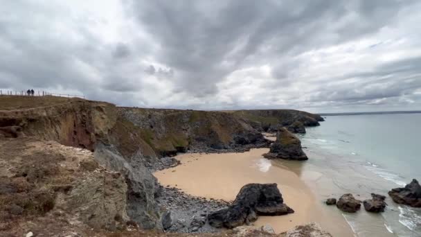 People Silhouettes Walking Path Carnewas Bedruthan Steps Cornish Coast Cornwall — Stock Video