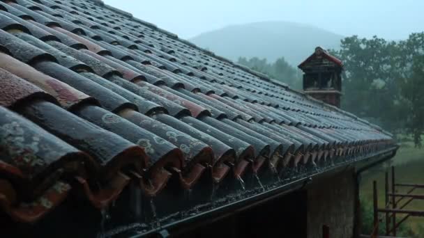 Telhado Típico Uma Casa Paisagem Italiana Durante Uma Forte Tempestade — Vídeo de Stock