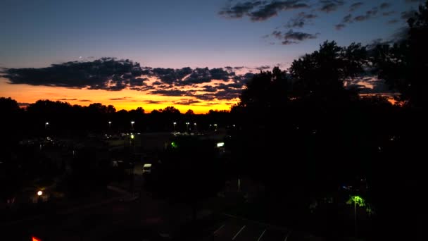 Rising Aerial Onthult Kleine Amerikaanse Stad Kleurrijke Dramatische Zonsondergang Avondzicht — Stockvideo