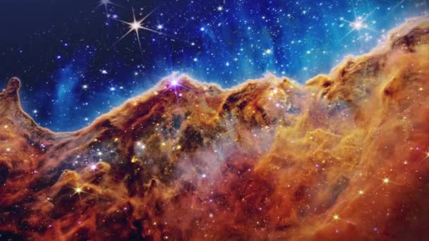 カリナの星座でグレート カリナ ネビュラに向かって飛ぶ Ngc 3324の端で宇宙の崖に接近している 明るさと暗さの複雑な領域の広視野ビュー — ストック動画