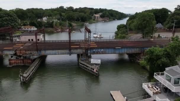 雲のある美しい日にコネチカット州のサウガタック川の空中のタイムラプス 鉄道橋を渡って傾斜アップし 人形アウト — ストック動画