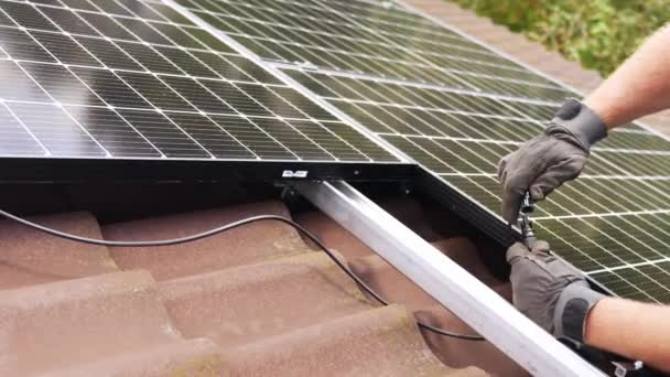 Alambres Conexión Paneles Solares Montados Sobre Techo Teja Marrón — Vídeo de stock