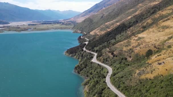 Jalan Berliku Sepanjang Danau Wakatipu Menuju Glenorchy Pemandangan Udara Selandia — Stok Video