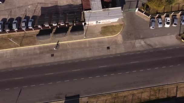 Aereo Drone Vista Dall Alto Verso Basso Del Ciclista Cavallo — Video Stock