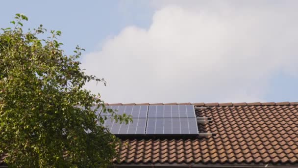 太阳光穿过安装在家庭住宅上的太阳能电池板的时间 — 图库视频影像