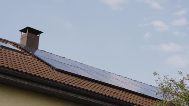 Timelapse Nuvens Móveis Sobre Casa Com Painéis Solares Sombra Telhado — Vídeo de Stock