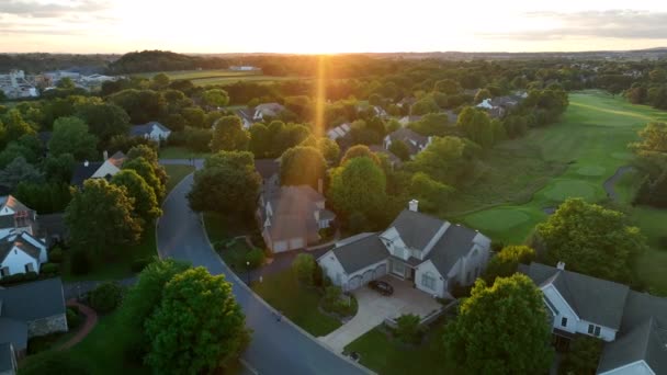 Velká Sídla Uzavřeném Soukromém Country Klubu Výhledem Golfové Hřiště Vzdušný — Stock video